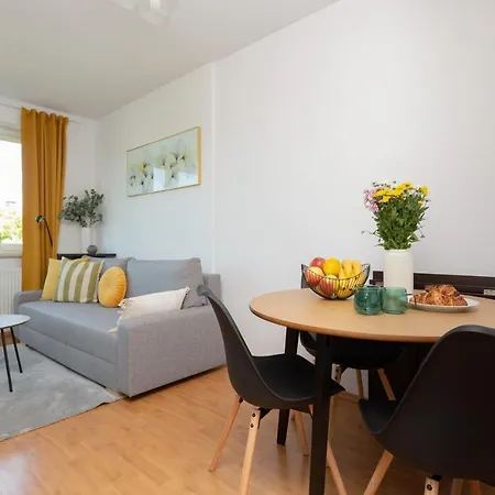 Cozy With Balcony By Renters Apartmán *