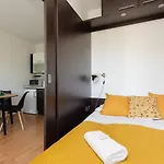 Daire Cozy With Balcony By Renters